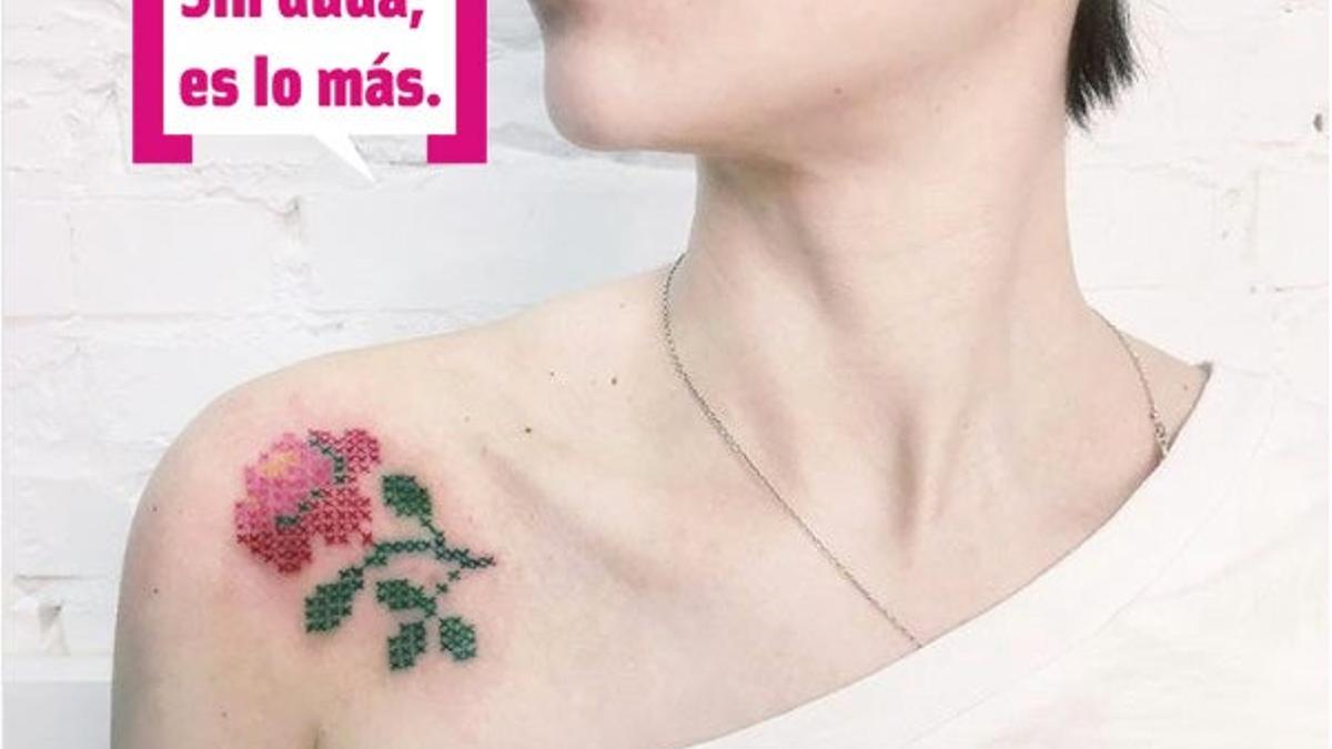 Tatuaje de rosa bordada