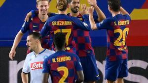 El delantero del Barcelona, Luis Suárez (C), celebra con sus compañeros tras marcar un penalti durante el partido de octavos de final de la Liga de Campeones de la UEFA entre el FC Barcelona y el Nápoles en el estadio Camp Nou de Barcelona.