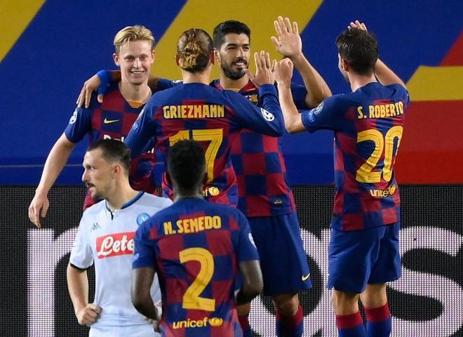 El delantero del Barcelona, Luis Suárez (C), celebra con sus compañeros tras marcar un penalti durante el partido de octavos de final de la Liga de Campeones de la UEFA entre el FC Barcelona y el Nápoles en el estadio Camp Nou de Barcelona.
