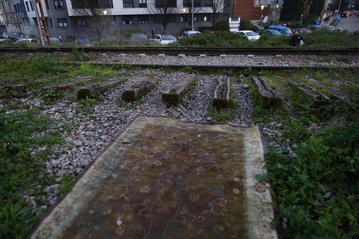Unas vistas de las vías del tren a su paso por El Lauredal.