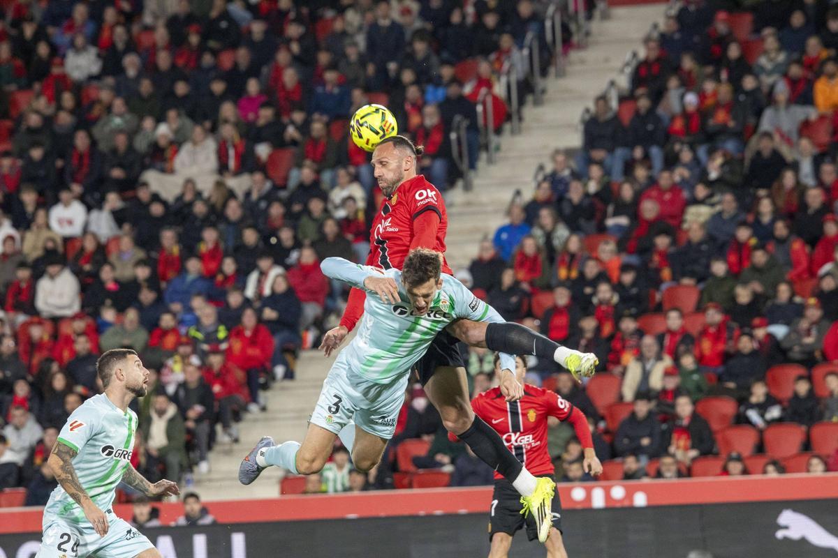 Muriqi pugna un balón por alto con Diego Llorente durante el Mallorca-Betis en Son Moix.