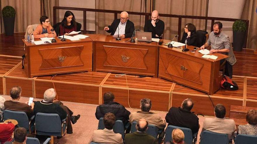 Un momento del debate sobre el tranvía turístico, desarrollado en el Sporting Club Casino.