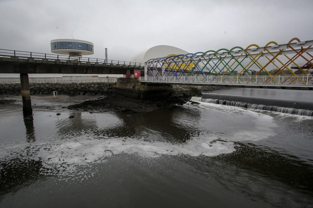 Vertido en la ría de Avilés