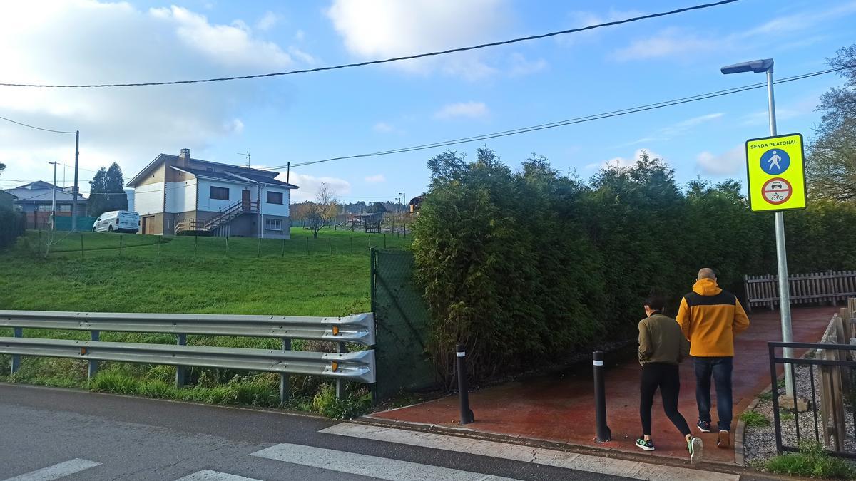 Punto de acceso a la senda fluvial, en la zona en la que se ubicará el nuevo parque para perros de Posada de Llanera