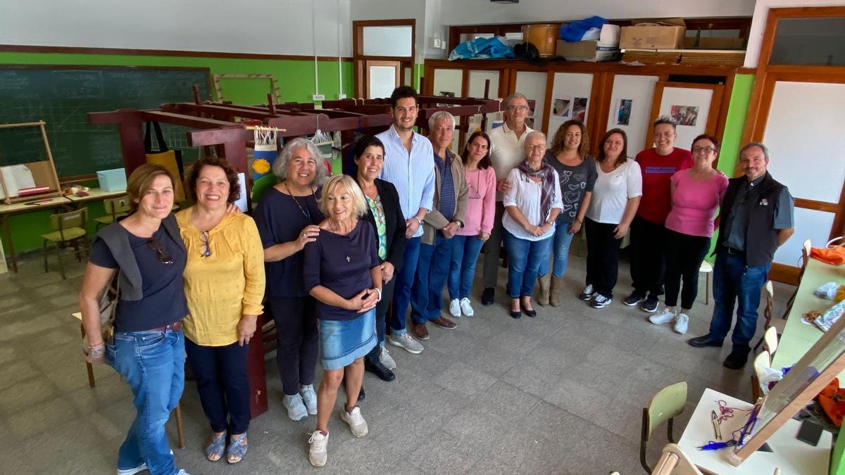 Representantes políticos y de la asociación vecinal, junto a los participantes en el curso de telares.