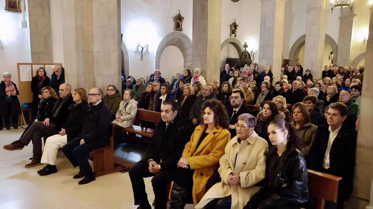 San Martín del Rey Aurelio despide a Chano, "el hombre que buscó el bien de su pueblo", en un funeral que llenó la iglesia de Sotrondio