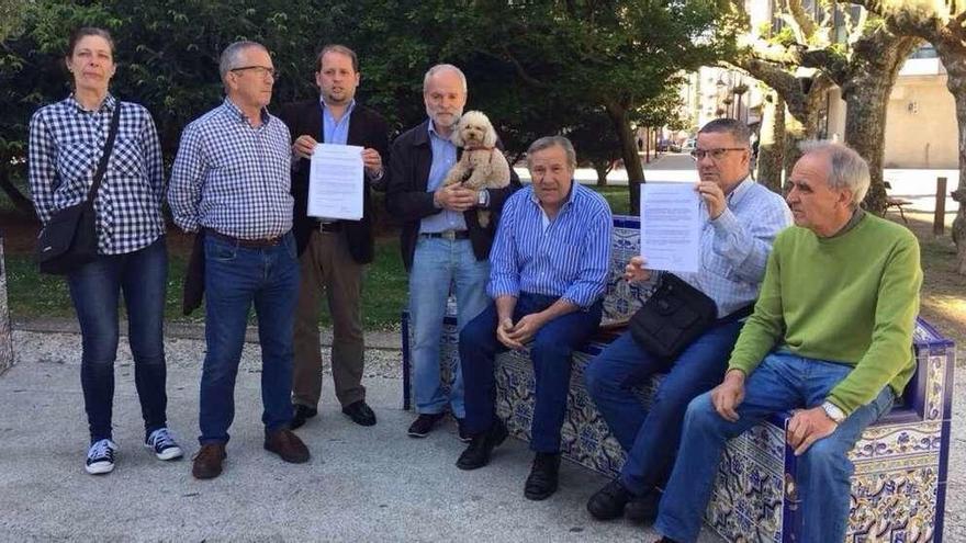 Vecinos del barrio próximo al parque de A Coca, en Vilagarcía. // Noé Parga