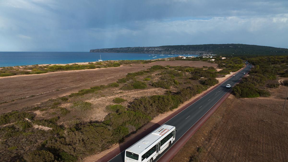 Autobus circulando hacia la Mola, en Formentera