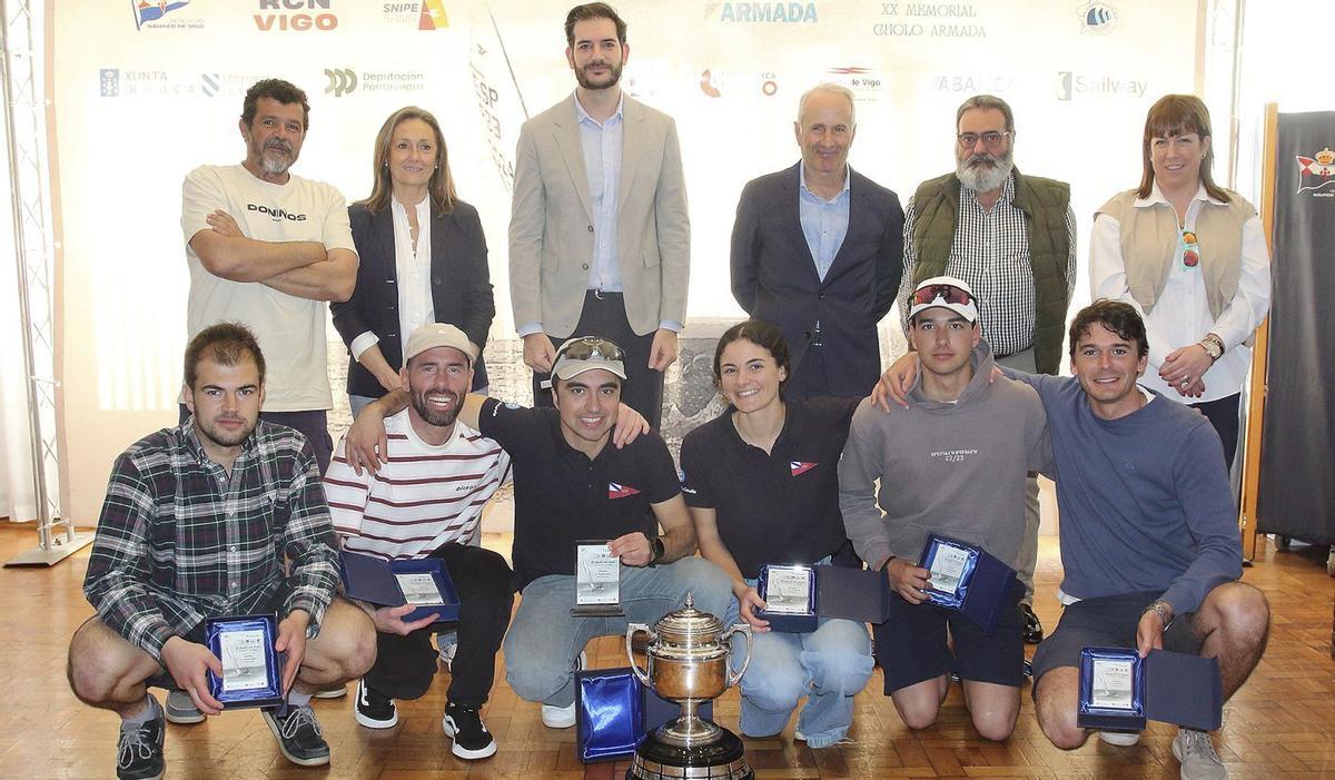 Los primeros clasificados posan con las autoridades en la entrega de premios. | FDV