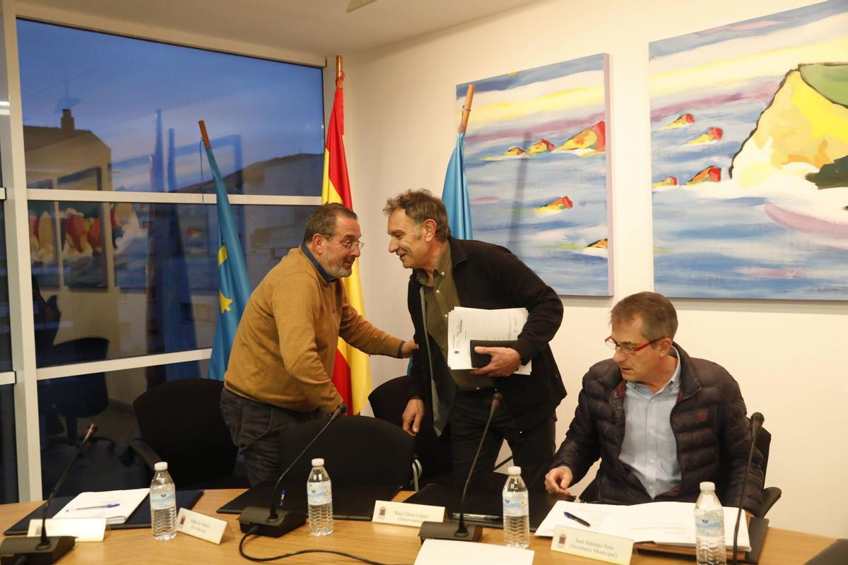 Florentino Cuétara, edil no adscrito, saluda al alcalde, Jorge Suárez, al inicio del Pleno.