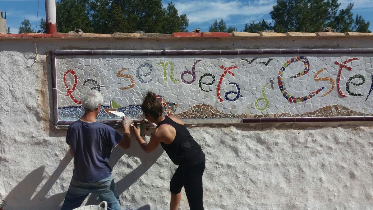 Trabajos de instalación del trencadís en homenaje a la joven