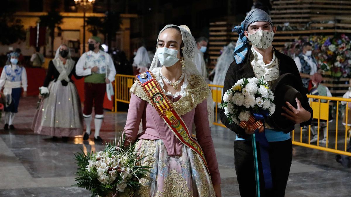 Búscate en el primer día de la ofrenda por la Calle Caballeros de las 21:00 a las 22:00