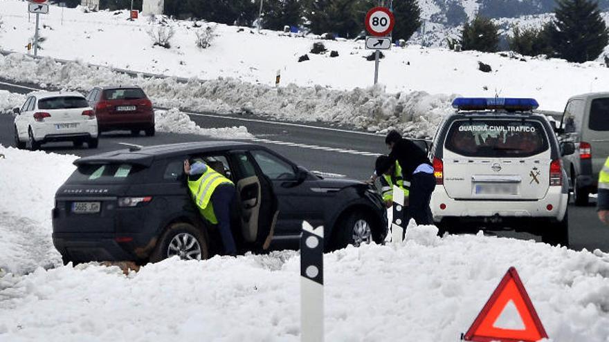 La Guardia Civil ayuda a un conductor que se salió de la vía en Almansa.