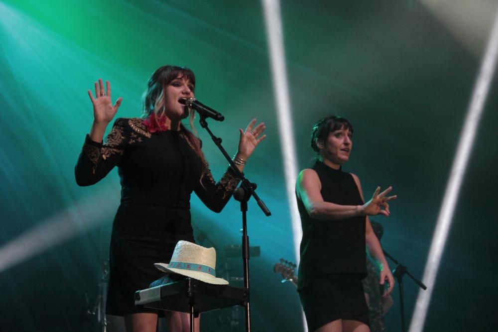 Rozalén llenó la Plaza de España con un concierto inclusivo con intérprete de signos y mochilas vibratorias