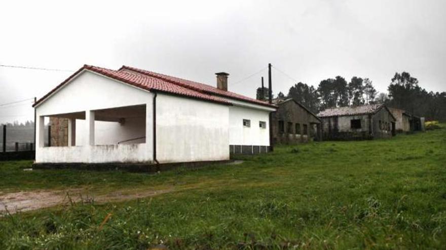 Las 3 viejas escuelas de Aguións que se rehabilitarán están detrás del actual local social.  // Bernabé / Luismy