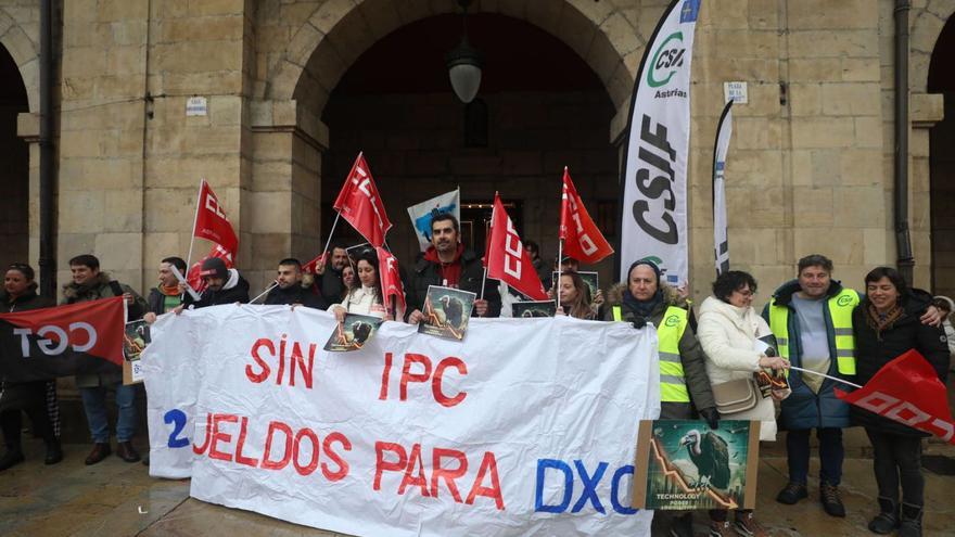 Participantes en la concentración que convocaron la pasada semana seis de los siete sindicatos con presencia en DXC para reivindicar mejores salarios. | Luisma Murias