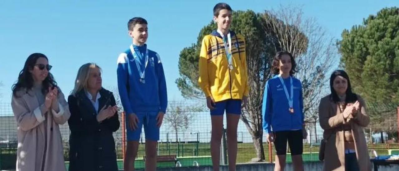 Diego García con su medalla en el campeonato de marcha. |  // V.C.