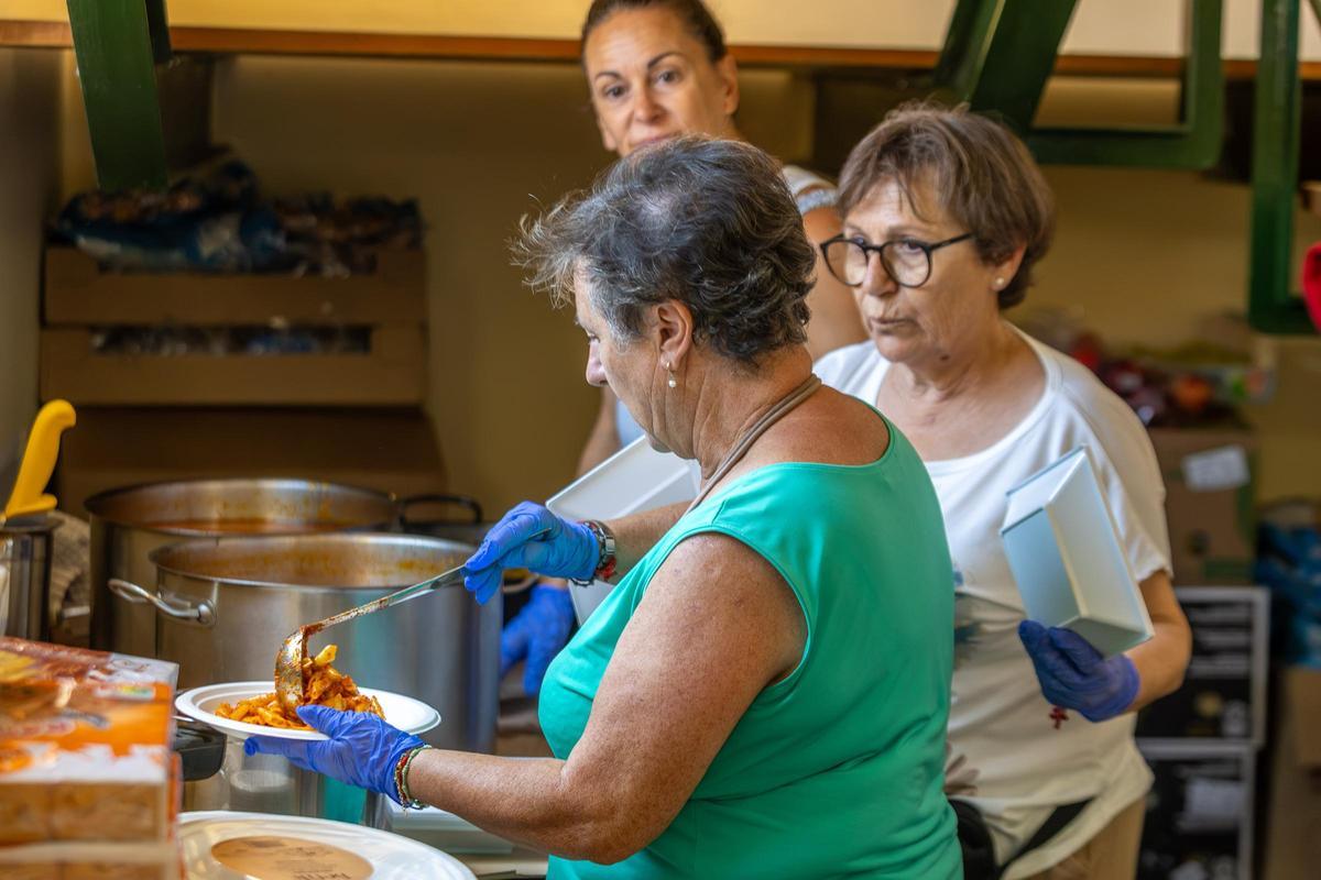 Mariví, al frente, reparte la comida junto a otras voluntarias.
