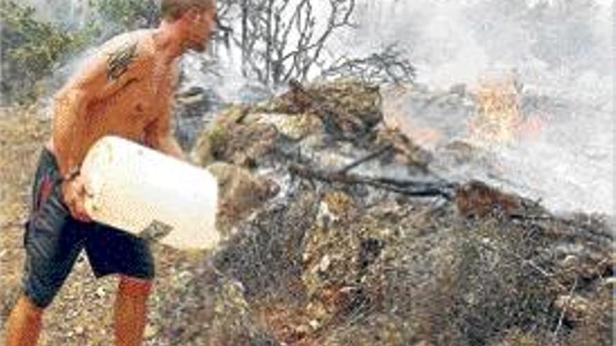 Un vecino de Montroi intenta salvar su cultivo.