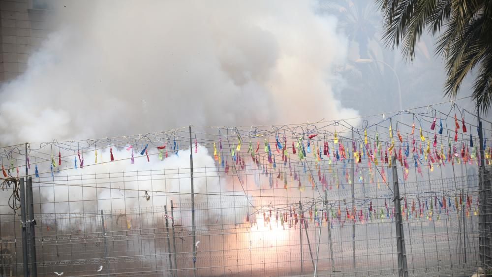 La pirotecnia Del Mediterráneo ofrece una mascletà marcada por la intensidad y con un potente terremoto final a dos alturas que ha provocado la rotura de un cristal del entorno de la plaza y daños en