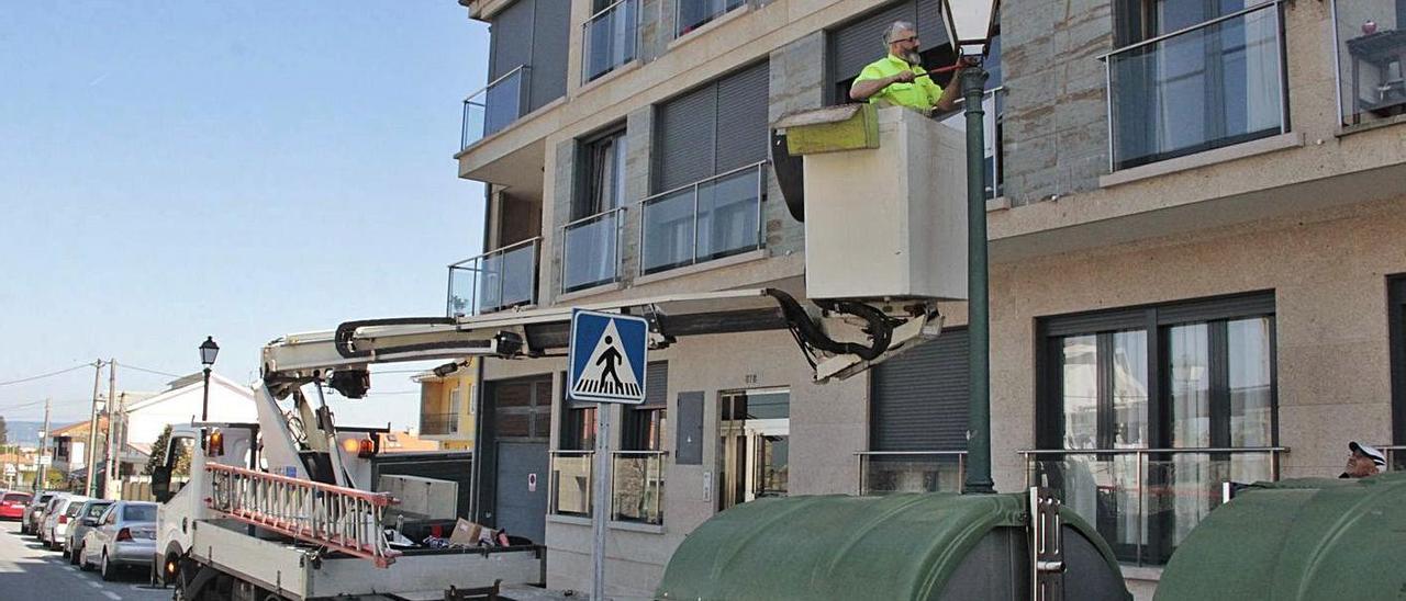 Los servicios municipales en una intervención anterior en el centro de Beluso. |