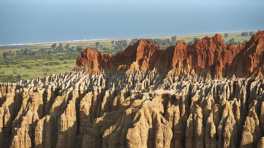 Aquest és el secret més ben guardat d’Àfrica: un viatge inoblidable entre deserts que acaben a l’oceà, cascades espectaculars i cultures ancestrals