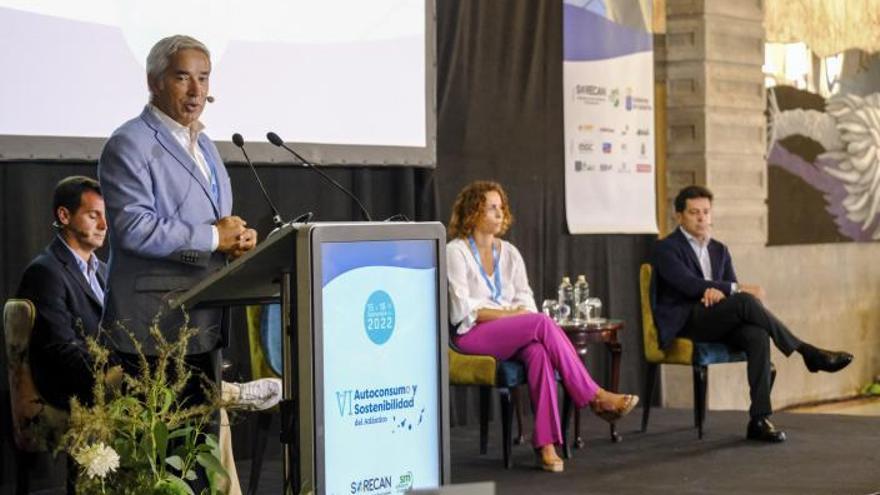 El director general de la UD Las Palmas, Patricio Viñayo, ayer durante su ponencia en el foro de autoconsumo. | | JOSÉ CARLOS GUERRA