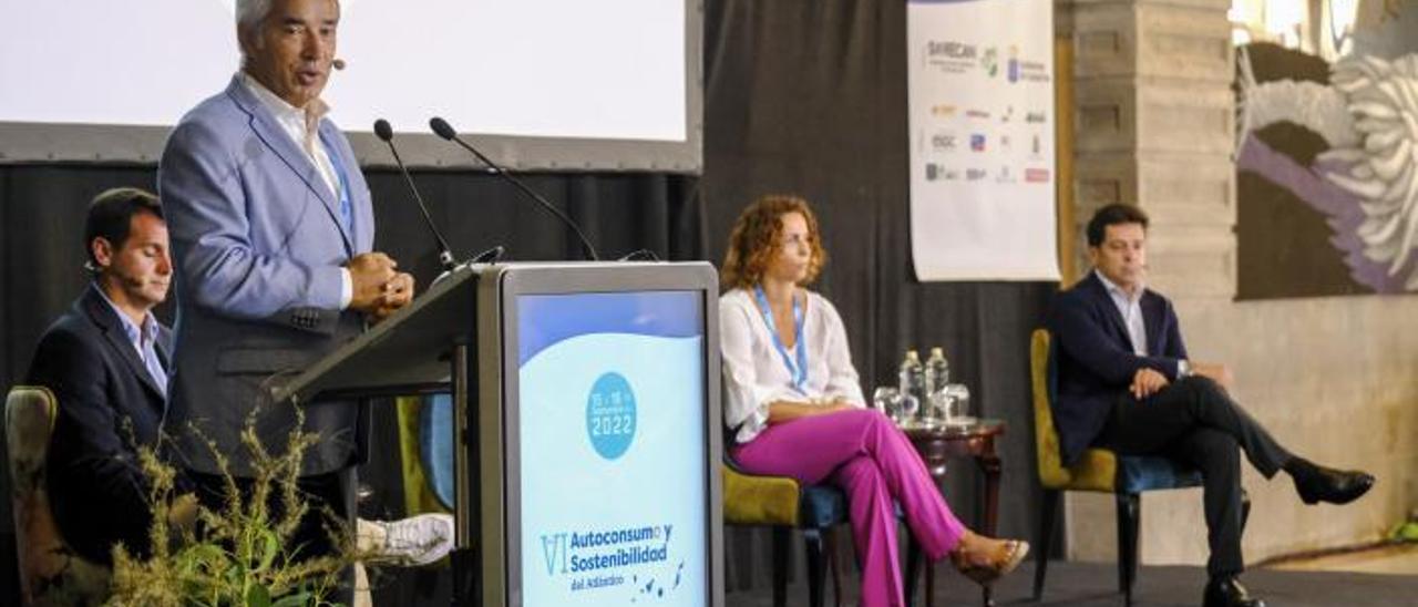 El director general de la UD Las Palmas, Patricio Viñayo, ayer durante su ponencia en el foro de autoconsumo. | | JOSÉ CARLOS GUERRA