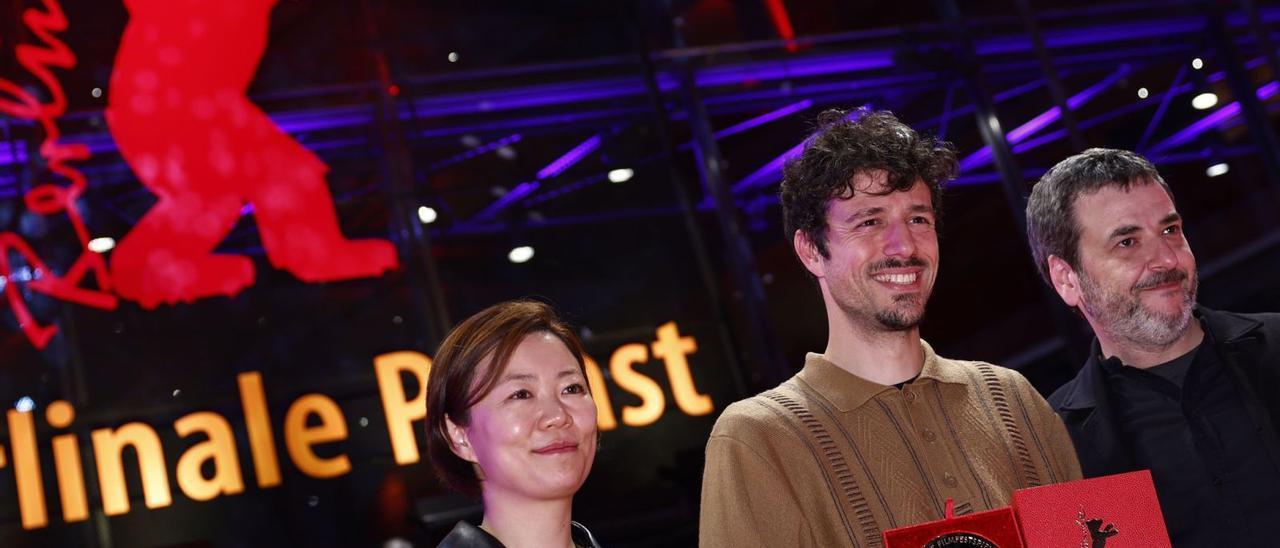 Lois Patiño, en el centro, con su premio de la Berlinale en la noche del sábado.