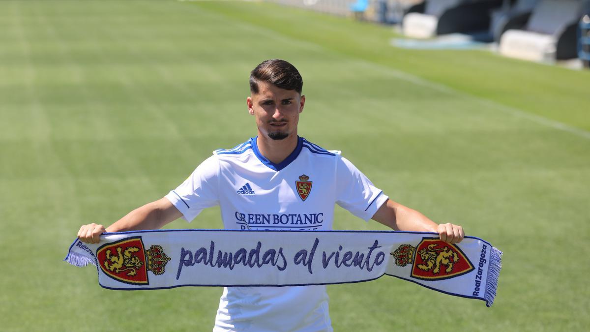 Borja Sainz posa con una bufanda del Real Zaragoza en su presentación oficial.