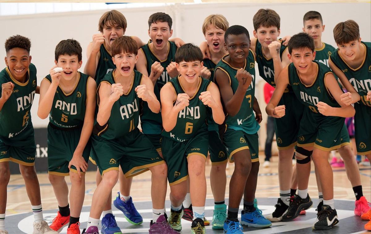 Componentes de la selección andaluza mini masculina de baloncesto.