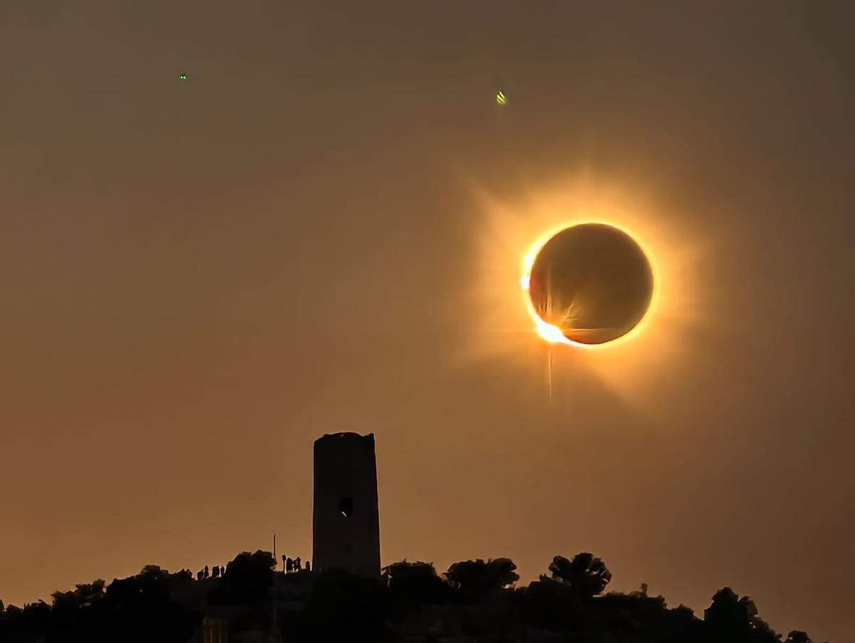 Las imágenes más impresionantes del eclipse sobre la Comunitat Valenciana