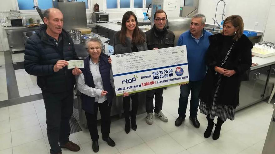 José Antonio Suárez (taxista), Sor Esperanza; Leticia González, Vicente Alonso y José Mariano Flórez (taxistas) y Conchita Méndez, con el cheque en la Cocina Económica.