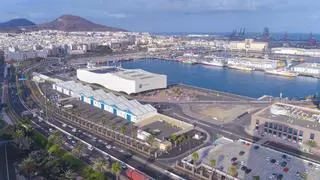 El gran parque del Puerto, a la espera del traslado de las naves de ayuda humanitaria