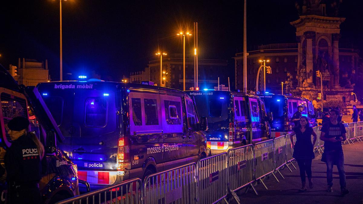 Amplia cobertura policial en plaza de España para evitar actos de vandalismo como los de la última madrugada dentro de la programación de las festes de la Mercè