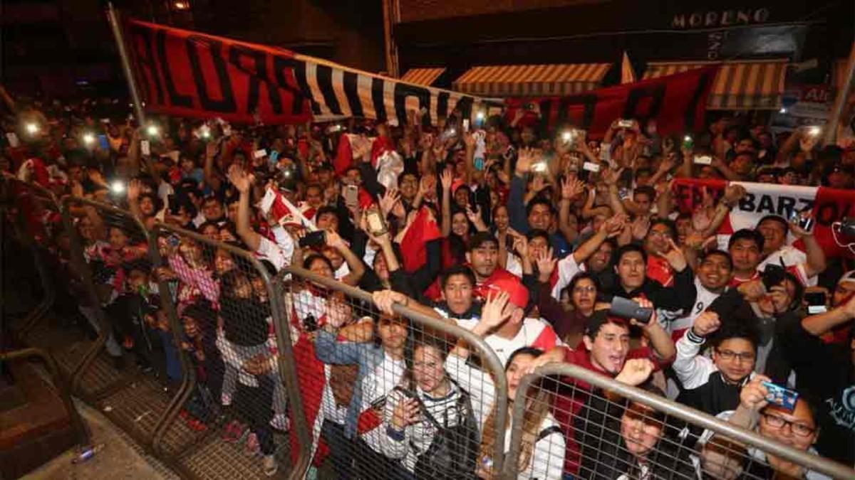 Cientos de aficionados esperaron a Perú