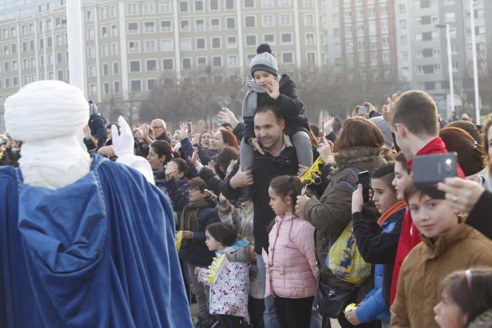 Una multitud recibe a los Reyes Magos en Gijón.