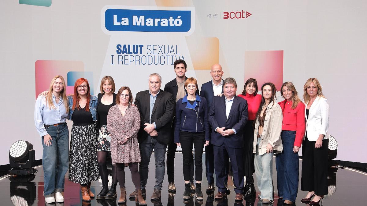 Rosa Romà, rodeada de los presentadores de 'La Marató', la directora del programa y los directores de TV3 y CatRàdio