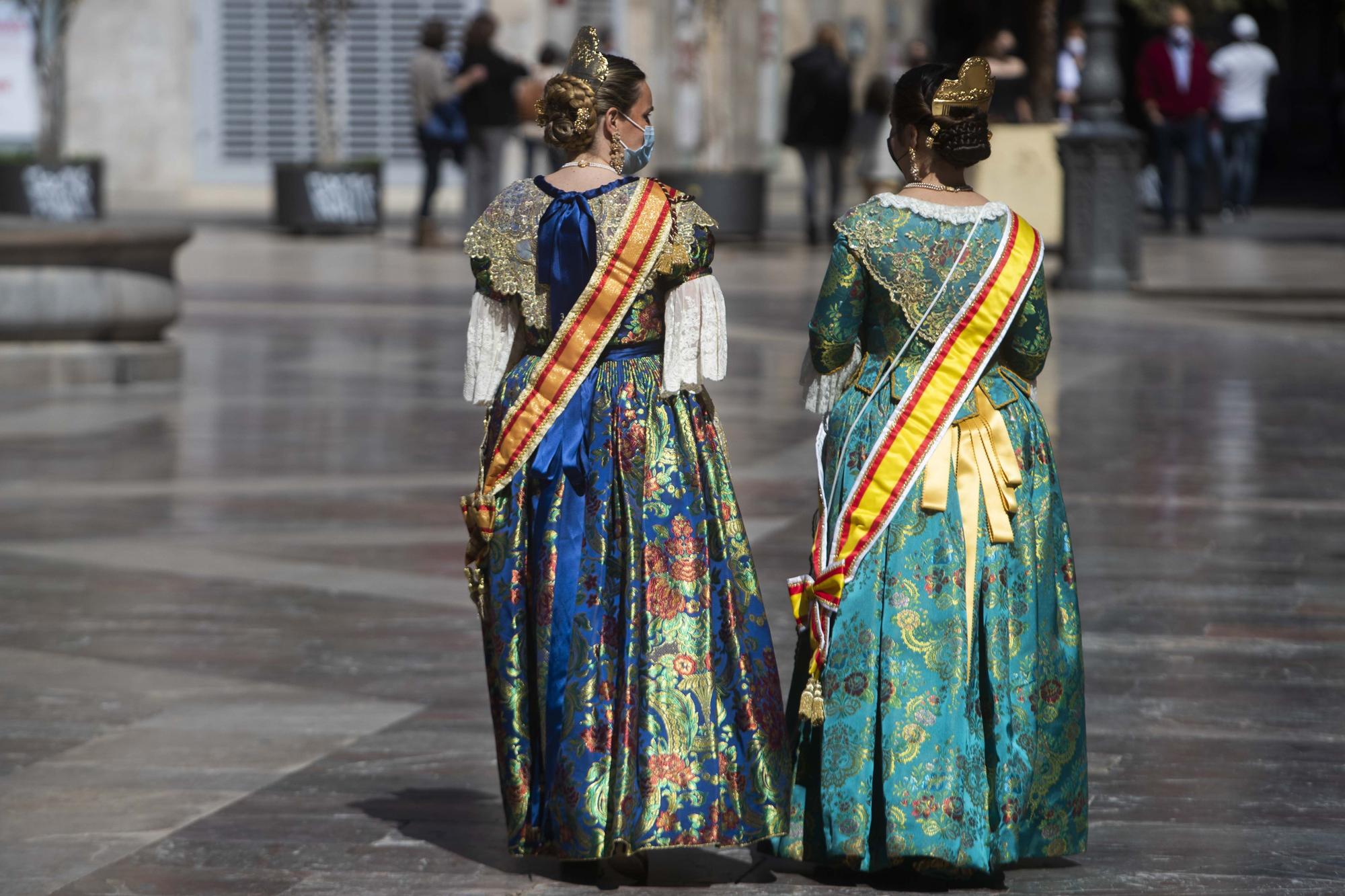 Flores de los falleros a la Virgen en el primer día de la "no ofrenda"