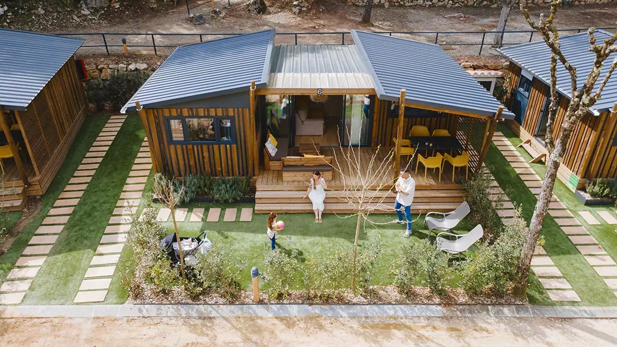 Los bungalows familiares disponen de terraza y espacios exteriores integrados en el entorno natural de Albanyà