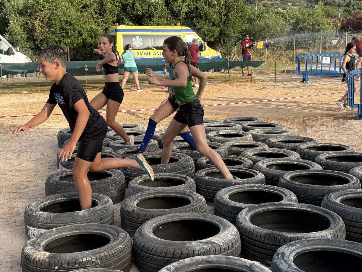 La Brutatló Kids reúne a 240 jóvenes en una tarde de deporte, barro y diversión en Andratx