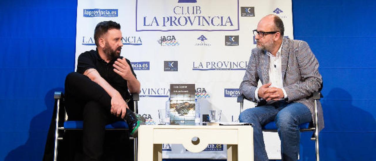De izquierda a derecha, el cineasta grancanario Félix Sabroso y el periodista Luis Roca, ayer, en el Club LA PROVINCIA.