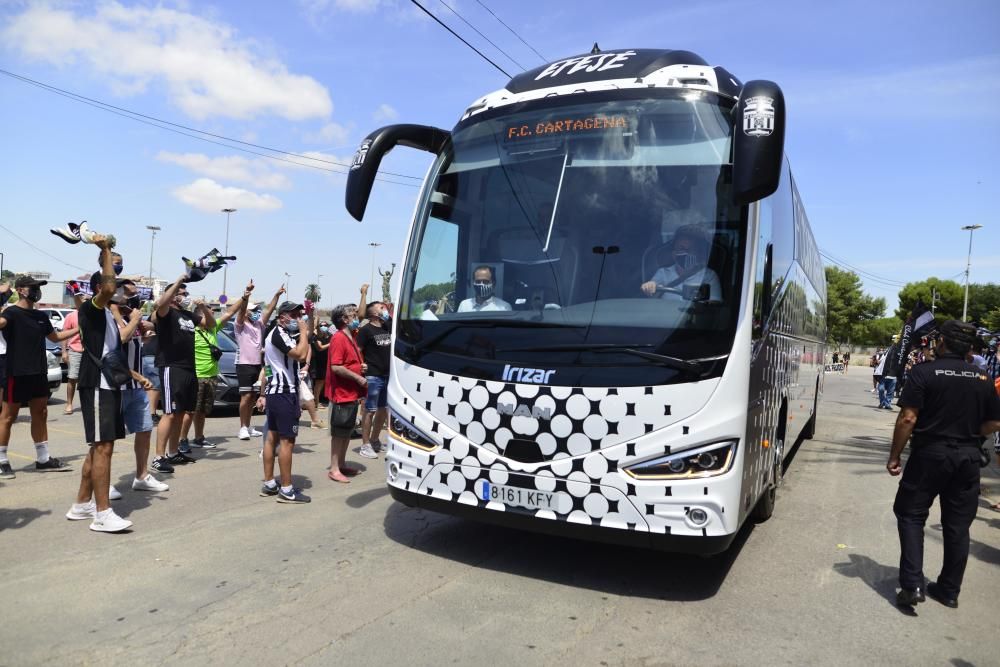 La afición del FC Cartagena despide al equipo