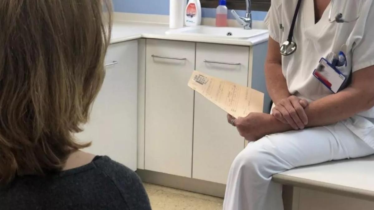 Un médico de familia atiende a una paciente.