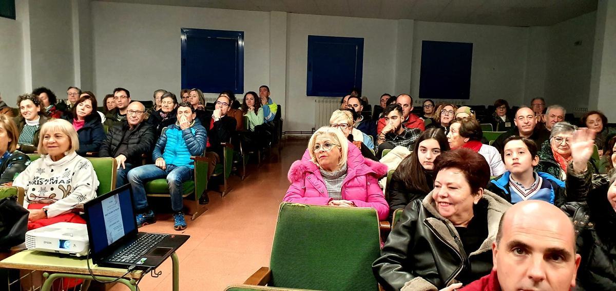 Aspecto del aforo de la Casa de Cultura de Santa Cristina de la Polvorosa al comienzo de la proyección.