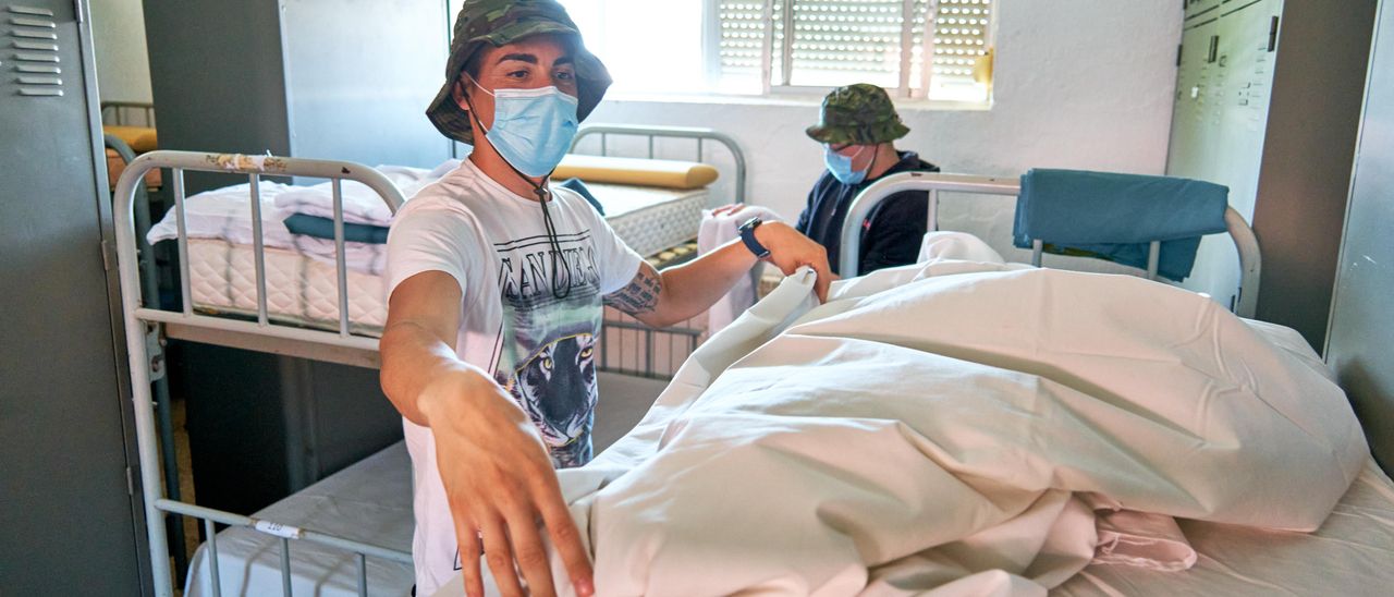 Aspirantes a soldado hacen su cama asignada en su compañía hasta que terminen su formación militar en Cáceres, este lunes.