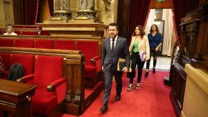 El president Pere Aragonès y la consellera Laura Vilagrà, entrando en el hemiciclo del Parlament