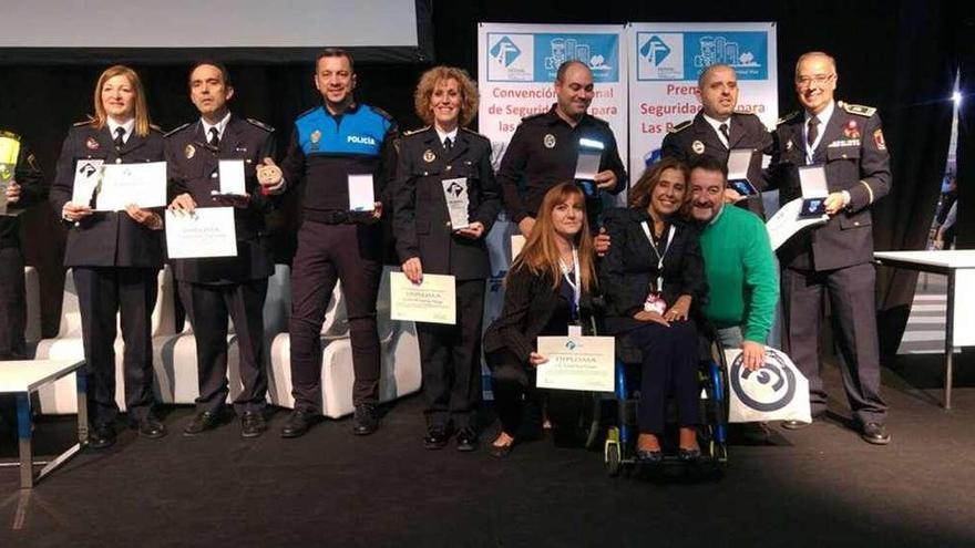 José Vázquez, tercero por la izquierda, junto a otros policías locales premiados en el festival.