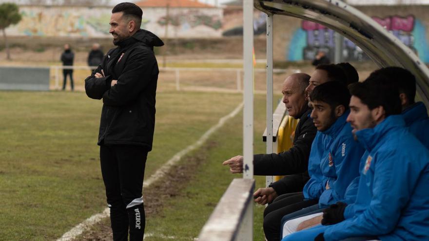 Pablo Gil, entrenador del Villaralbo, dirigiendo a su equipo. | LOZ