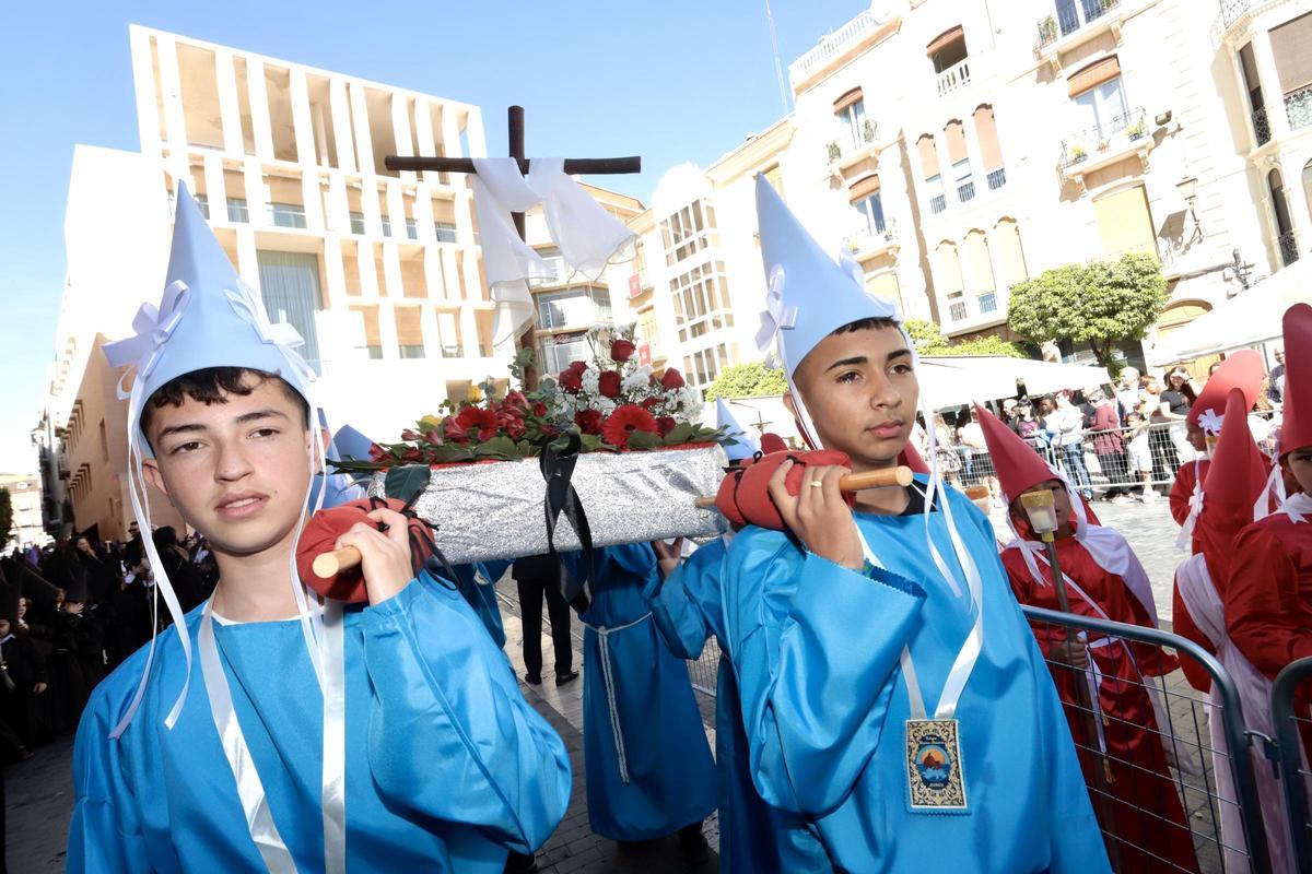 Los pequeños nazarenos suelen lucir túnicas confeccionadas por ellos mismos